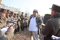 Severokorejský vůdce Kim Čong-un dohlíží na minimetné cvičení armády KLDR, 10. dubna 2020
