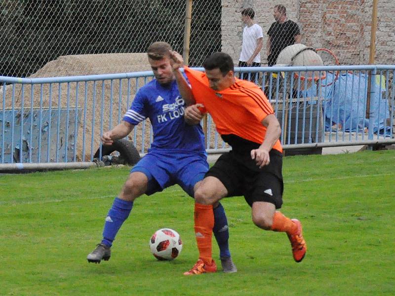 Promarněné šance v prvním poločase mrzely, Rozhodnout musely opět penalty a ty Louny (v modrém) i díky dvěma úspěšným zákrokům Pokorného zvládly.