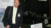 Pavel Pintr na mezinárodní výstavě optických přístrojů v USA v Baltimoru. V pozadí je světelný dalekohled pro pozemní pozorování vzdálených cílů určených pro armádu USA. Foto archiv Pavla Pintra