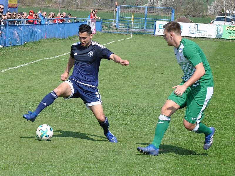 Zdeněk Zmeškal zařídil třemi brankami výhru Dobroměřic (v tmavě modrém) a tím i důležité tři domácí body.