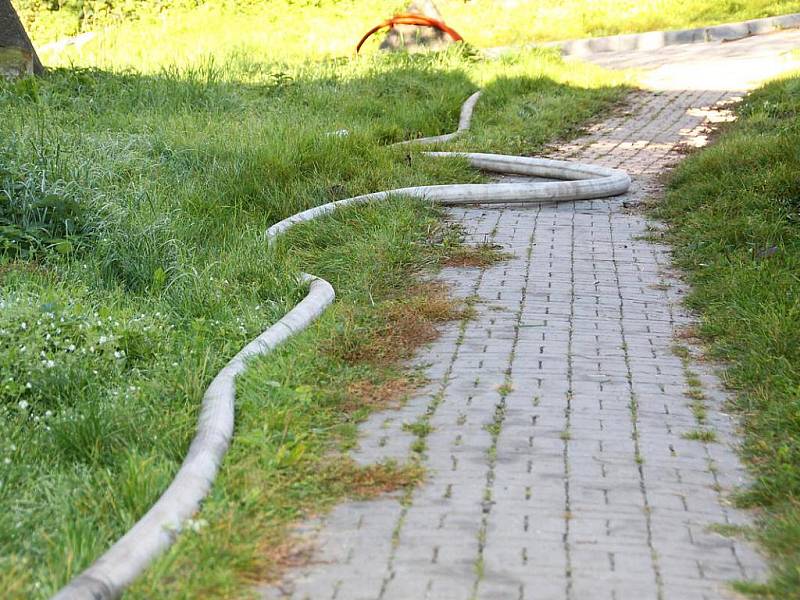 Hasiči ze Žatce trénovali dálkovou dopravu vody v Bitozevsi
