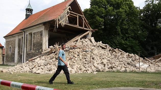 Z kostela v Lenešicích zbyla hroma sutin. V létě se měl začít opravovat