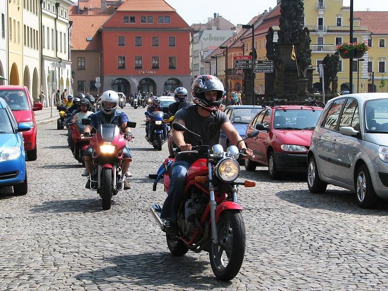 Na motosrazu v Žatci nechyběla ani spanilá jízda centrem Žatce.