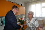 Jubilantka oslavila 95 let, gratuloval jí i starosta Loun Pavel Janda.