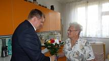 Jubilantka oslavila 95 let, gratuloval jí i starosta Loun Pavel Janda.