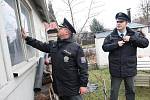 Policisté Robert Ploc a Slavomír Rajm z lounského obvodního oddělení při kontrole jedné z chat v zahrádkářské kolonii