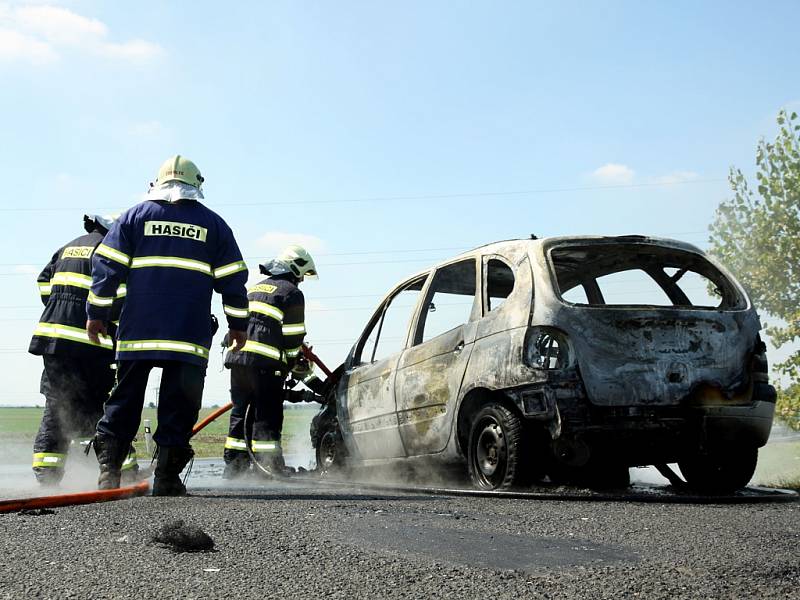 Požár zcela zničil auto na výjezdu z Loun