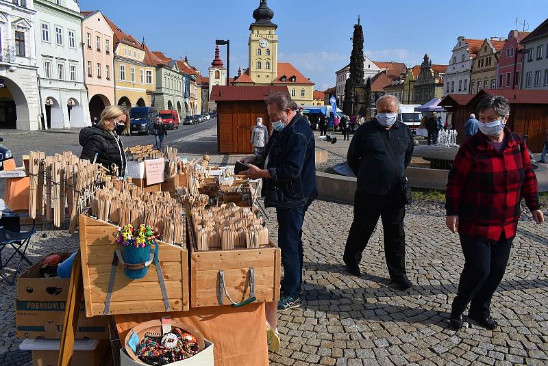 Na náměstí Svobody v Žatci v pátek 15. května po koronavirové pauze proběhly farmářské trhy.