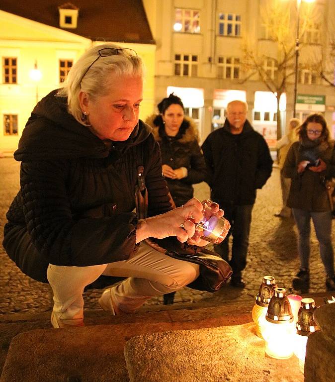 Lidé na Mírovém náměstí v Lounech zapalovali svíčky za oběti teroristických útoků v Paříži.