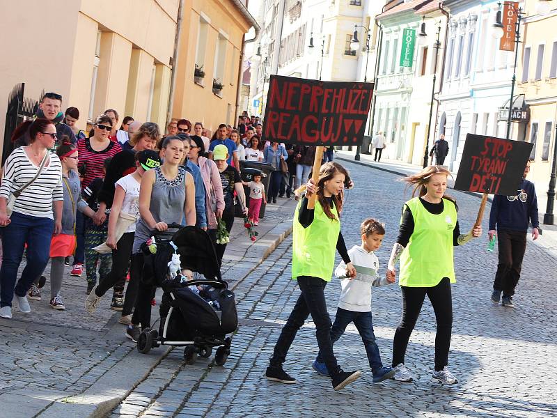 Pietního pochodu za utýraného Marečka v Lounech se zúčastnilo více než dvě stě lidí.