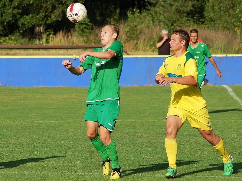 Fotbalisté Slavoje Žatec (ve žlutém) prohráli v pohárovém zápase s Karlovými Vary 2:3