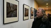 Ve Vrchlického divadle v Lounech byla čtvrteční vernisáží zahájena výstava postoloprtského fotografa Václava Macha.