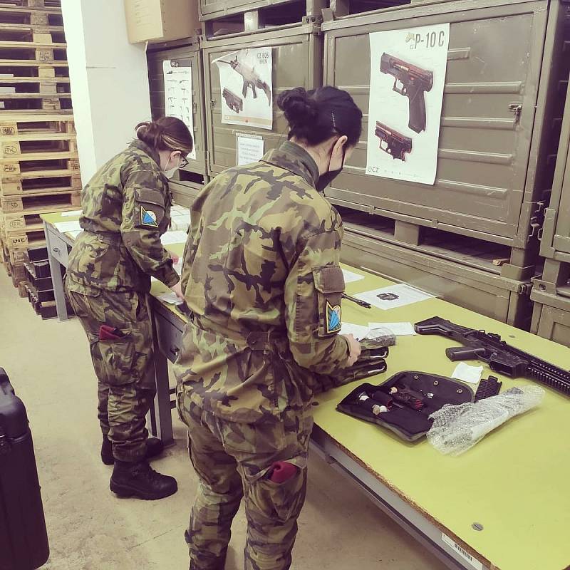 Bojové jednotky české armády přebírají první dávku úročných pušek pro přesnou střelbu CZ BREN 2 PPS.