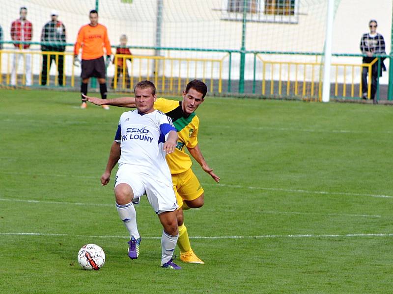 Fotbalové derby Žatec - Louny: domácí Žatec ve žlutém, Louny v bílém.