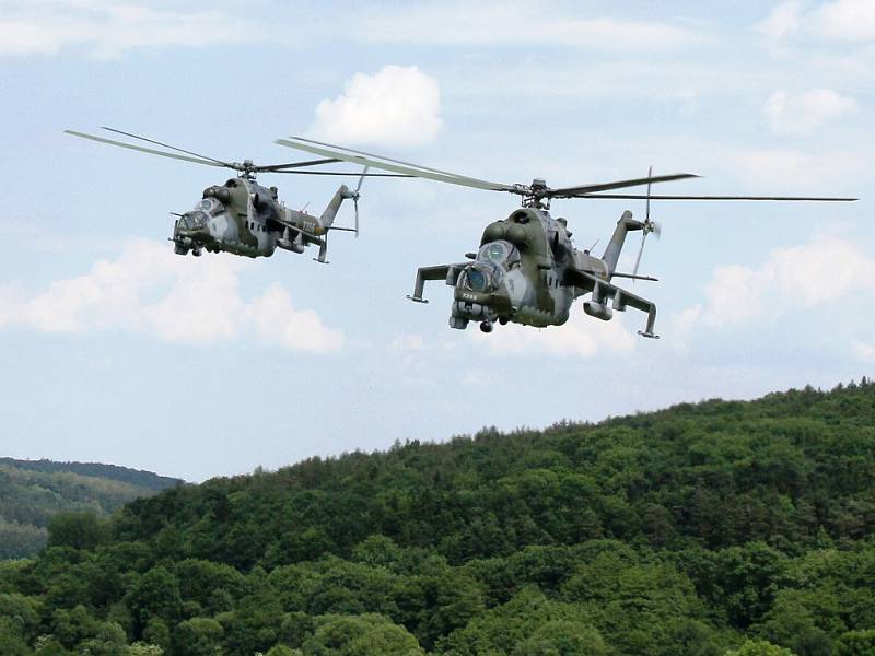 Dvojice vrtulníků Mi-24