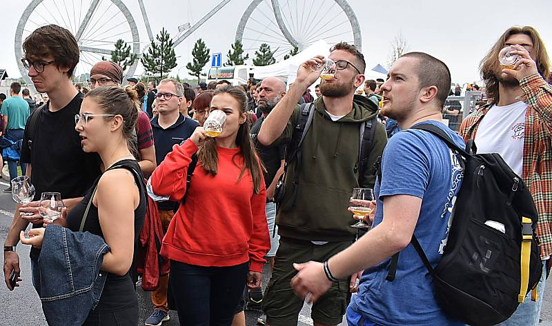 Dobré jídlo a pití přilákaly na festival v lounském pivovaru mnoho lidí.