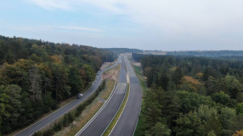 V první polovině prosince se otevře desetikilometrový úsek dálnice D6 u Řevničova a Krušovic.