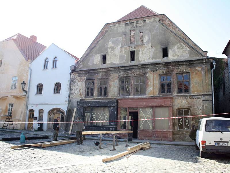 Výstavba kulis na Chelčického náměstí a v okolí synagogy v Žatci