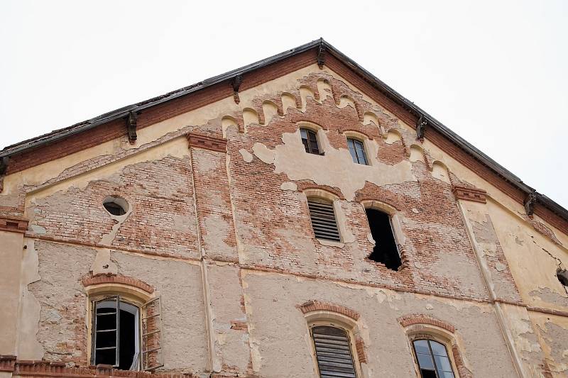 Zchátralý pivovar v Petrohradu na Podbořansku stojí u místního rybníka.