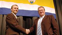 Radek Reindl (vpravo) a Karel Honzl si vzájemně blahopřejí po volbě starosty a místostarosty v roce 2010. Změna ve funkcích se neočekává ani letos. 