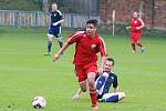 Postoloprty (v červeném) na svém hřišti smolně podlehly Dobroměřicím 1:2 (1:0).