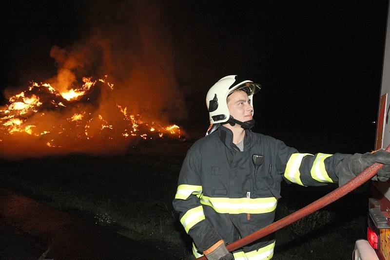 Požár stohu u Libčevsi na Lounsku