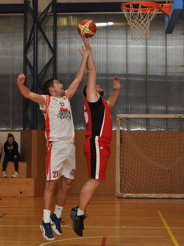 Lounští basketbalisté ( v bílém) si bez problémů připsali další dva body do tabulky ve skupině o 7-12 místo.