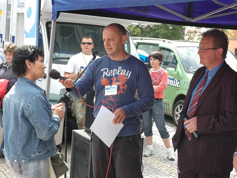 Občanka Podbořan diskutuje se starostou Radkem Reindlem (vpravo).