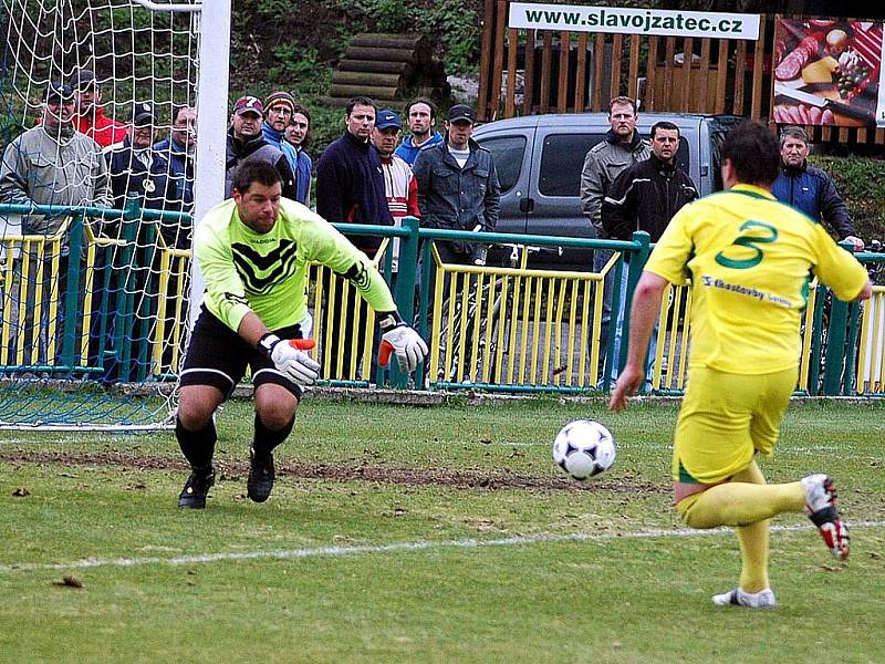      Střelec vedoucí branky Miroslav Heinc v tomto případě před Valentou neuspěl