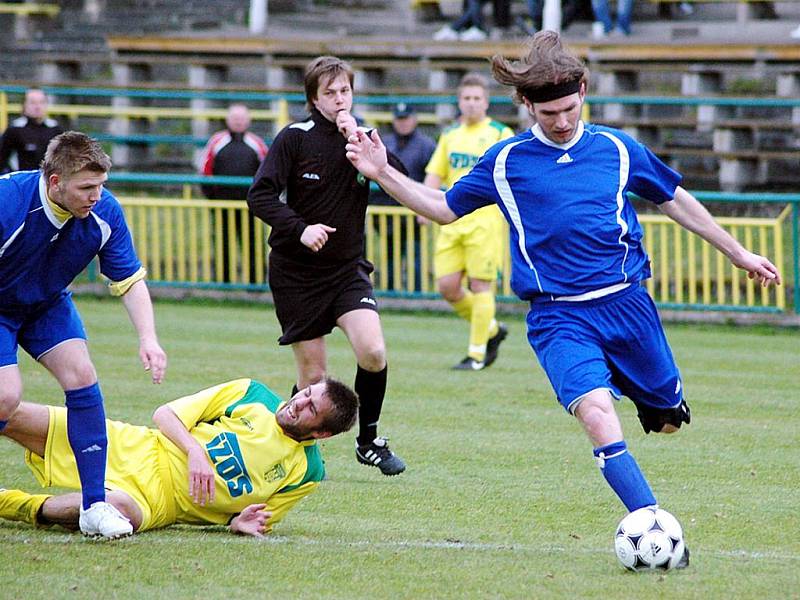 Faulovaný Zdeněk Macháček, rozhodčí Mydlář už fouká do píšťalky