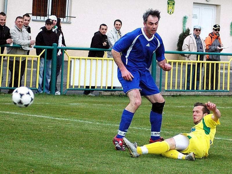 Karel Krejčík tentokrát více bojoval, právě zastavuje rozvíjející se akci Petra Zímy