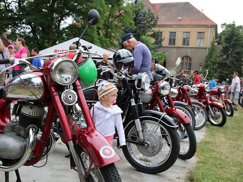 Sraz veteránů v Hříškově na Lounsku