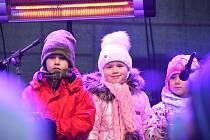 Zahájení adventu doprovázel v Lounech bohatý program. Potěšila vystoupení dětí i vánoční trhy.