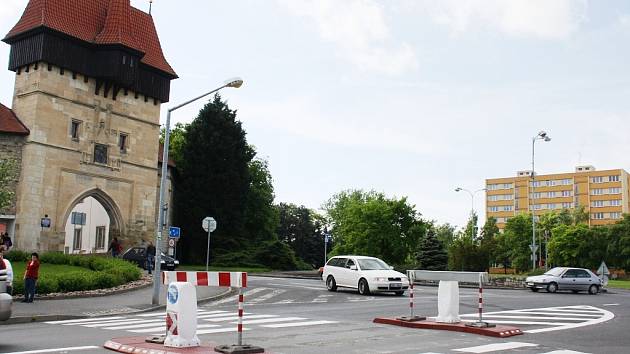 Dlouhý přechod u Žatecké brány v Lounech rozdělil nový ostrůvek