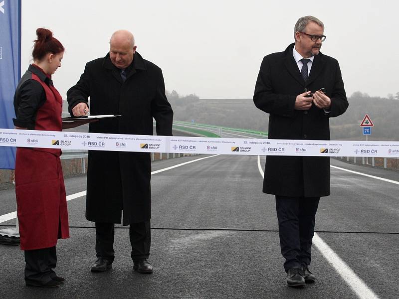 Symbolickou pásku přestřihli ministr dopravy Dan Ťok (vpravo), hejtman Ústeckého kraje Oldřich Bubeníček a další hosté