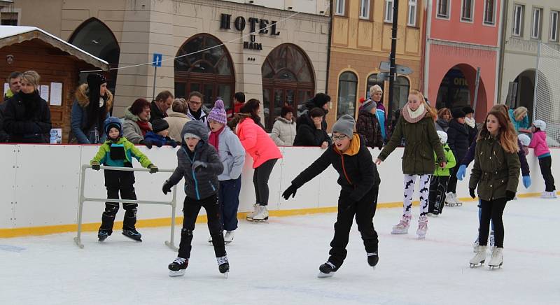 Prázdninový program na kluzišti před žateckou radnicí