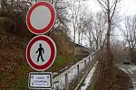 Lávka pro pěší přes řeku Ohři pod železničním mostem v Lounech je uzavřená