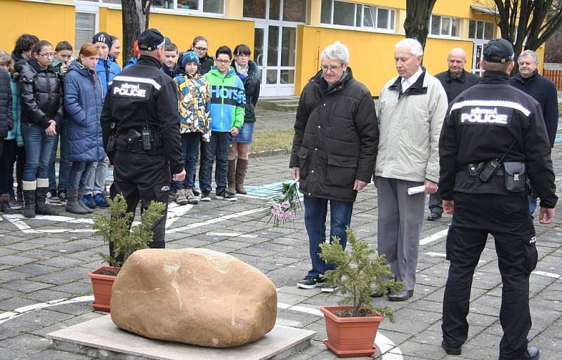 Vzpomínkové setkání na kpt. Otakara Jaroše v lounské základní škole, která nese jeho jméno