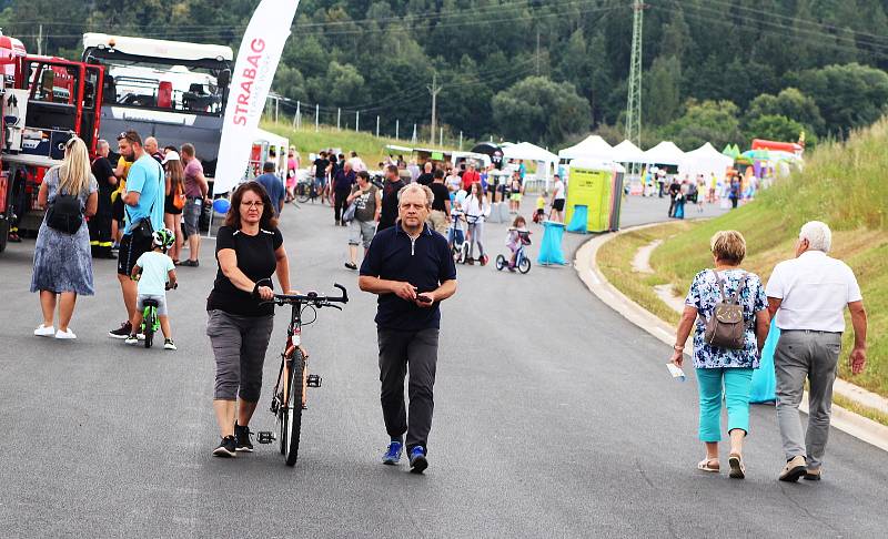 Lidé v Lubenci na Podbořansku si prohlédli nový úsek dálnice D6