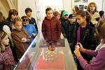 Návštěvníci lounského muzea si prohlížejí vystavenou kopii Svatováclavské koruny