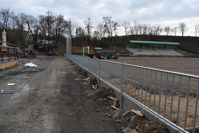 Rekonstrukce areálu fotbalového hřiště se do konce roku v Žatci nestihla. Město ale o dotaci nepřijde.
