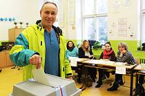 Prezidentské volby v Žatci v okrsku, který sídlí ve škole v Komenského aleji.