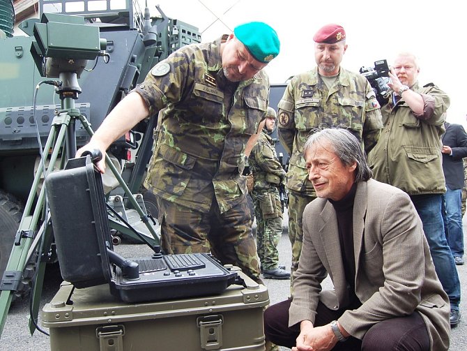 Ministr obrany Martin Stropnický na inspekci 4. brigády rychlého nasazení v Žatci