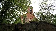 Kostel a přilehlý hřbitov v Přibenicích na Podbořansku jsou ve zdevastovaném stavu.