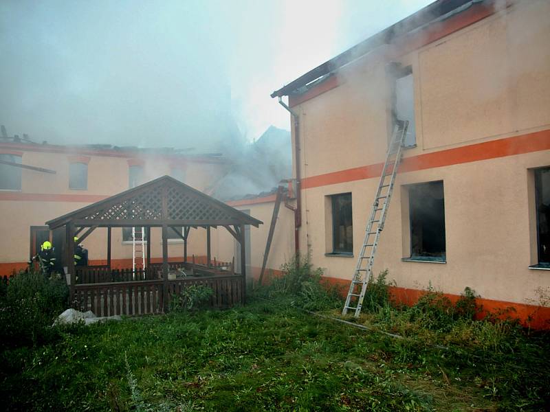 Hasiči zasahují u požáru truhlárny ve Staňkovicích