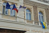 Ukrajinská vlajka na radnici v Lounech. Ilustrační foto