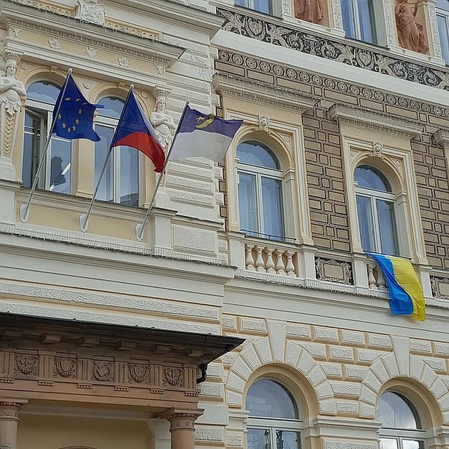 Ukrajinská vlajka na radnici v Lounech.