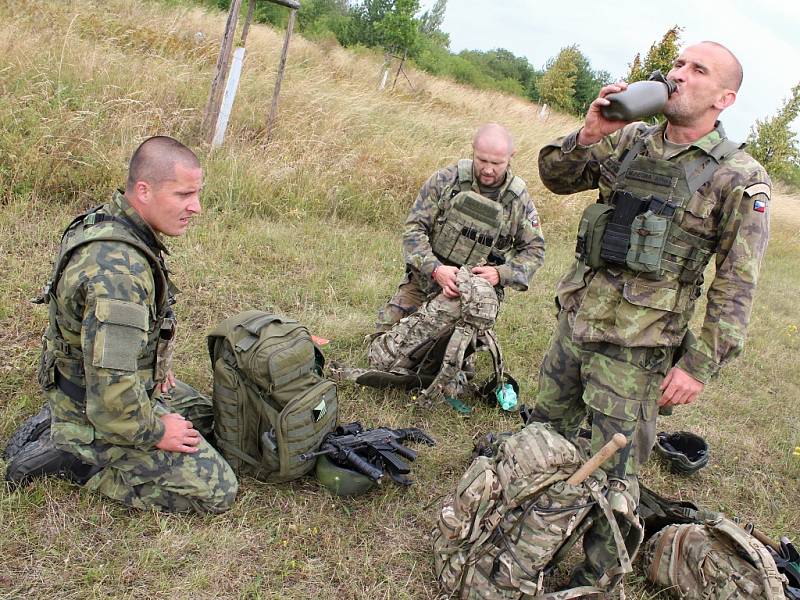 Vojáci plní disciplíny u žateckých kasáren v rámci Memoriálu Davida Beneše.