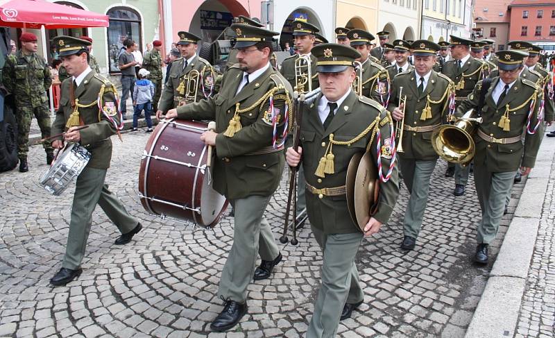 Slavnostní nástup vojáků žatecké 4. brigády rychlého nasazení ke 20. výročí od jejího založení