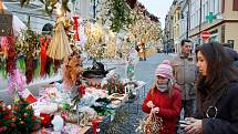 Stánky nabízely tradiční adventní sortiment i pouťová srdce a další drobnosti